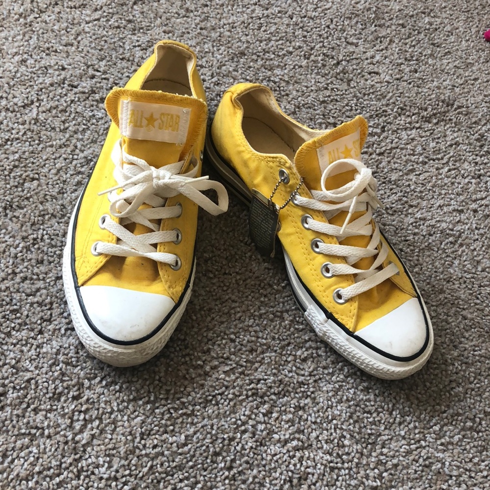 Women’s size 7 yellow original converse - men’s 5